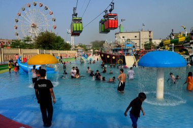 17 Mart 2022 'de Bangladeş, Dhaka' nın Narsingdi ilçesindeki Rüya Tatil Parkı 'nda insanların keyfi sürülüyor. 