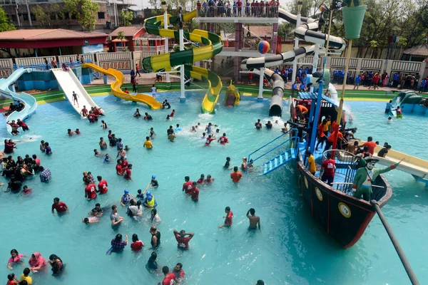 Gente Disfruta Paseo Dream Holiday Park Las Afueras Narsingdi District —  Fotos de Stock