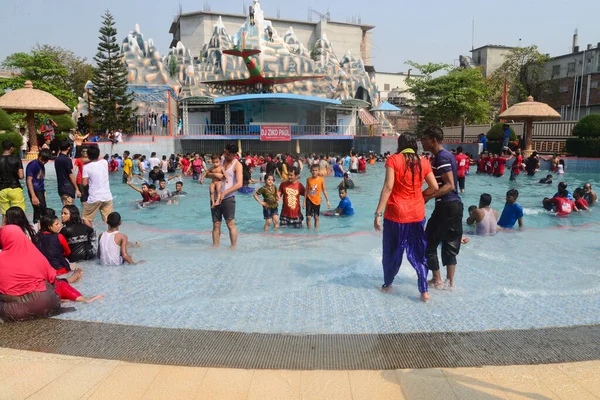 17 Mart 2022 'de Bangladeş, Dhaka' nın Narsingdi ilçesindeki Rüya Tatil Parkı 'nda insanların keyfi sürülüyor. 