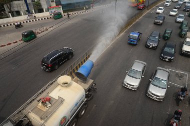 22 Mart 2022 'de Dhaka, Bangladeş' teki şehrin hava kalitesi gibi tozu kontrol etmek için sis spreyi püskürten su. IQAir 'in 2021 tarihli raporuna göre, Bangladeş dünyanın en kötü hava kirliliğine sahip ülkesi..