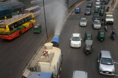 22 Mart 2022 'de Dhaka, Bangladeş' teki şehrin hava kalitesi gibi tozu kontrol etmek için sis spreyi püskürten su. IQAir 'in 2021 tarihli raporuna göre, Bangladeş dünyanın en kötü hava kirliliğine sahip ülkesi..