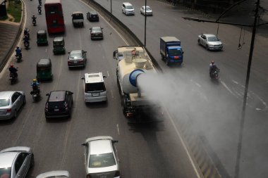 22 Mart 2022 'de Dhaka, Bangladeş' teki şehrin hava kalitesi gibi tozu kontrol etmek için sis spreyi püskürten su. IQAir 'in 2021 tarihli raporuna göre, Bangladeş dünyanın en kötü hava kirliliğine sahip ülkesi..