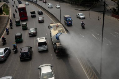 22 Mart 2022 'de Dhaka, Bangladeş' teki şehrin hava kalitesi gibi tozu kontrol etmek için sis spreyi püskürten su. IQAir 'in 2021 tarihli raporuna göre, Bangladeş dünyanın en kötü hava kirliliğine sahip ülkesi..