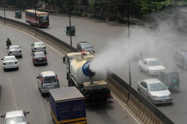 22 Mart 2022 'de Dhaka, Bangladeş' teki şehrin hava kalitesi gibi tozu kontrol etmek için sis spreyi püskürten su. IQAir 'in 2021 tarihli raporuna göre, Bangladeş dünyanın en kötü hava kirliliğine sahip ülkesi..