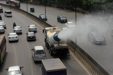 22 Mart 2022 'de Dhaka, Bangladeş' teki şehrin hava kalitesi gibi tozu kontrol etmek için sis spreyi püskürten su. IQAir 'in 2021 tarihli raporuna göre, Bangladeş dünyanın en kötü hava kirliliğine sahip ülkesi..