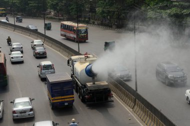 22 Mart 2022 'de Dhaka, Bangladeş' teki şehrin hava kalitesi gibi tozu kontrol etmek için sis spreyi püskürten su. IQAir 'in 2021 tarihli raporuna göre, Bangladeş dünyanın en kötü hava kirliliğine sahip ülkesi..