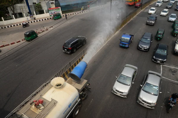 22 Mart 2022 'de Dhaka, Bangladeş' teki şehrin hava kalitesi gibi tozu kontrol etmek için sis spreyi püskürten su. IQAir 'in 2021 tarihli raporuna göre, Bangladeş dünyanın en kötü hava kirliliğine sahip ülkesi..