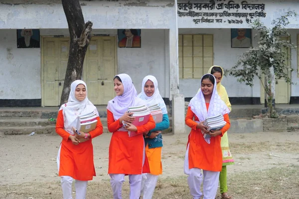 Bangladesi Falusi Lányok Diákjai Tankönyvről Beszélgetnek Manikganj Kerületi Iskolájuk Előtt — Stock Fotó