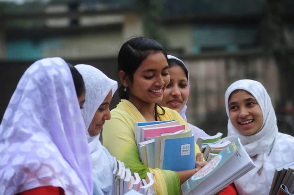 Estudiante Bangladesh Village Girls Discute Sobre Libro Texto Frente Escuela Imagen de stock
