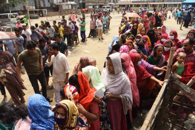 Bangladeş, Dhaka 'daki Karail Slum' daki geçici aşı merkezinde 29 Mart 202 'de bir doz COVID-19 aşısı olmayı bekliyorlar.