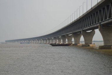 Munshiganj 'daki Maowa noktasındaki Padma çok amaçlı köprüsünün 12 Haziran 2022' de Dhaka, Bangladeş 'ten yaklaşık 40 km uzaklıktaki görüntüsü. Padma Köprüsü Bangladeş için büyük bir projedir ve Bangladeş hükümeti tarafından finanse edilmektedir.. 