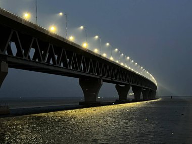 24 Haziran 2022 'de Bangladeş' in Dhaka kentindeki Munshiganj bölgesinde Padma Köprüsü aydınlatmasının genel görüntüsü 