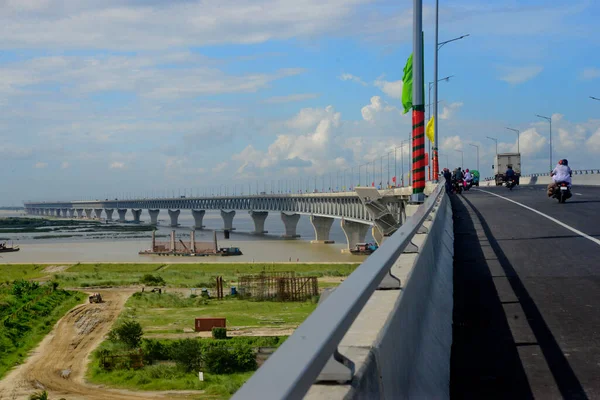 Οχήματα Που Οδηγούνται Μέσω Της Padma Multipurpose Bridge Την Ημέρα — Φωτογραφία Αρχείου