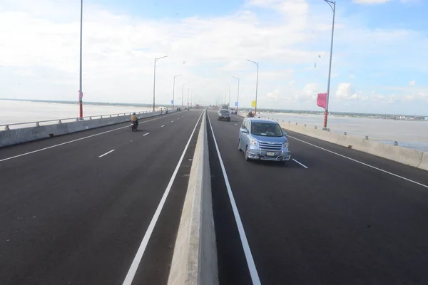 Οχήματα Που Οδηγούνται Μέσω Της Padma Multipurpose Bridge Την Ημέρα — Φωτογραφία Αρχείου