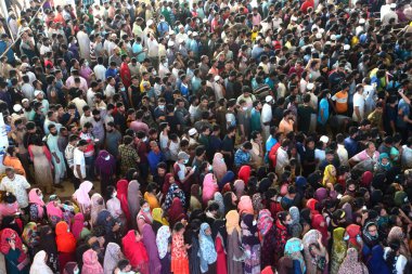 İnsanlar 1 Temmuz 202 'de Bangladeş' in Dhaka kentindeki bayram kutlamalarına gitmek için tren istasyonuna akın ediyor.