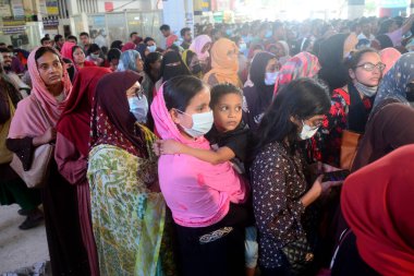 İnsanlar 1 Temmuz 202 'de Bangladeş' in Dhaka kentindeki bayram kutlamalarına gitmek için tren istasyonuna akın ediyor.