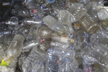 Plastik şişeler 27 Temmuz 2022 'de Bangladeş' in Dhaka kentindeki bir geri dönüşüm fabrikasında görülmektedir. Plastik şişelerin geri dönüşümü son birkaç yıl içinde büyüyen bir iş haline geldi ve çevrenin korunmasına yardımcı oldu. Bangladeş P 'sine göre