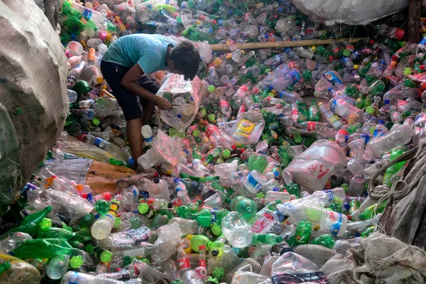 Child Laborers Sort Polyethylene Terephthalate Pet Bottles Recycling Factory Dhaka — стоковое фото