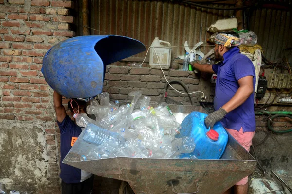 İşçiler 27 Temmuz 2022 'de Dhaka, Bangladeş' teki bir geri dönüşüm fabrikasında plastik şişe kullandılar. Plastik şişelerin geri dönüşümü son birkaç yıl içinde büyüyen bir iş haline geldi ve çevrenin korunmasına yardımcı oldu. B 'ye göre...