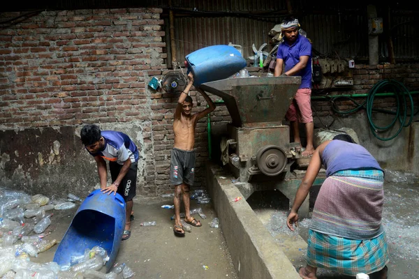 Laborers Shred Used Plastic Bottles Recycling Factory Dhaka Bangladesh July — Stock fotografie