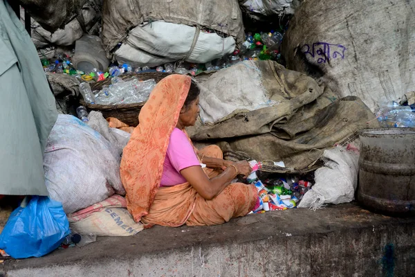 Woman Laborers Sort Polyethylene Terephthalate Pet Bottles Recycling Factory Dhaka Fotos de stock