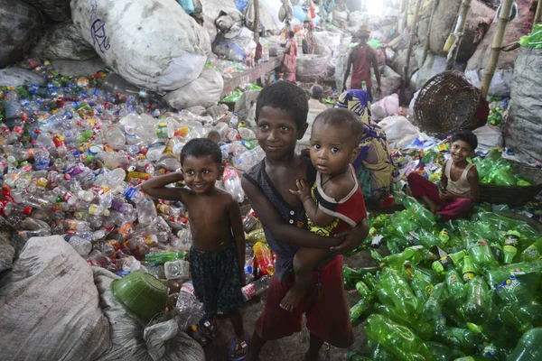 Child Laborers Sort Polyethylene Terephthalate Pet Bottles Recycling Factory Dhaka — Stok fotoğraf