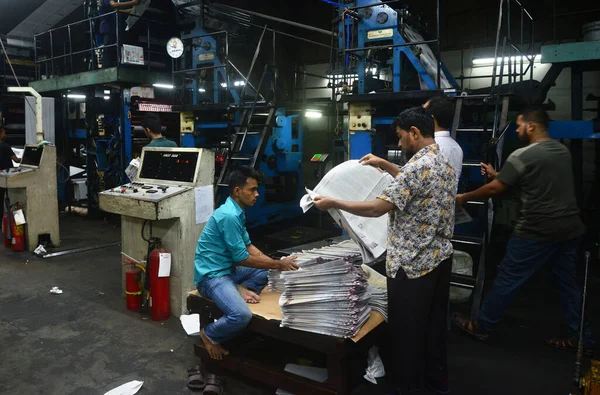 Employees Check Printing Quality Edition Daily Samakal Newspaper Printing Press — Foto de Stock