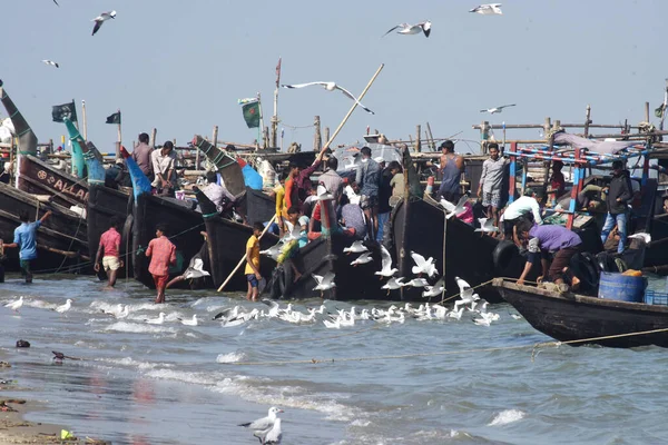 Los Pescadores Descargar Peces Barco Cerca Del Pueblo Pesquero Naziratek Imagen de stock