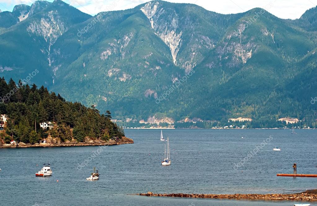 Isla de la bahía y bowen herradura con las montañas
