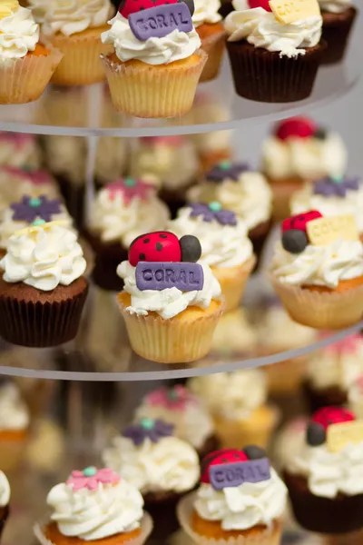 Aniversário cupcake stand — Fotografia de Stock