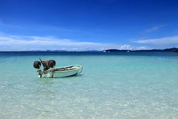 Barco ancorado solitário na lagoa tropical — Fotografia de Stock