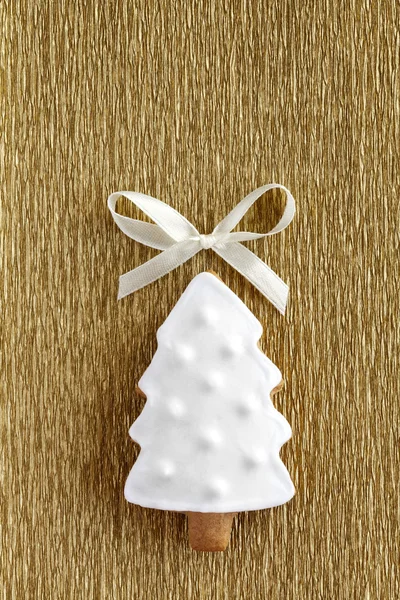 Galleta de árbol de Navidad de jengibre en el fondo dorado . — Foto de Stock