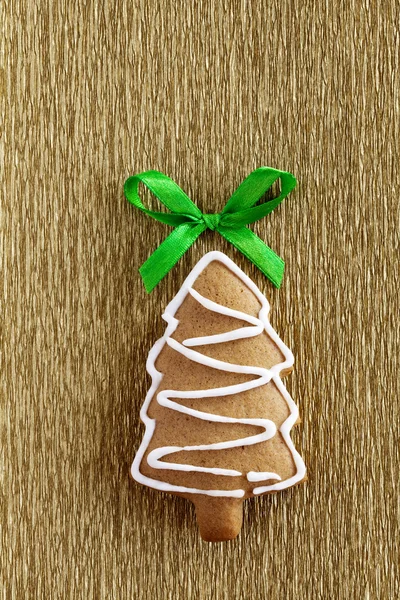 Biscuit arbre de Noël sur fond doré — Photo