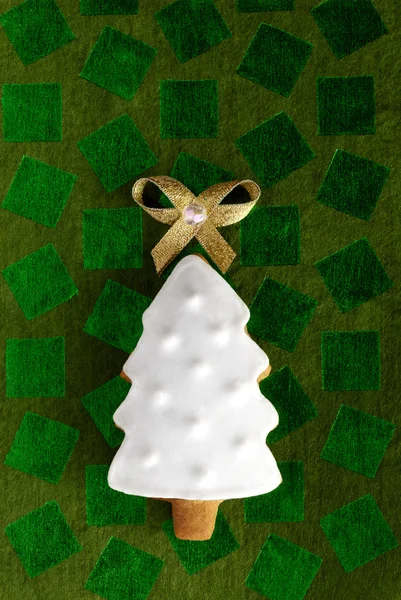 Sapin de Noël. Biscuit au gingembre sur fond vert — Photo