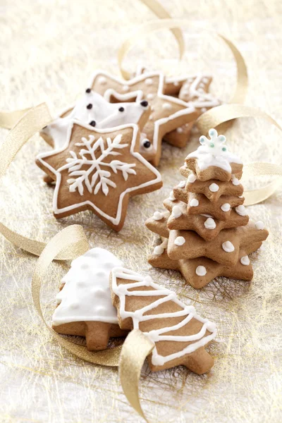 Fondo de Navidad con galletas de jengibre y cintas de oro . — Foto de Stock