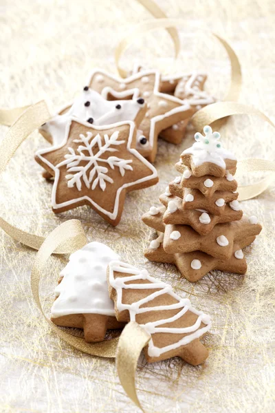 Sfondo natalizio con biscotti allo zenzero e nastri in oro . Foto Stock Royalty Free