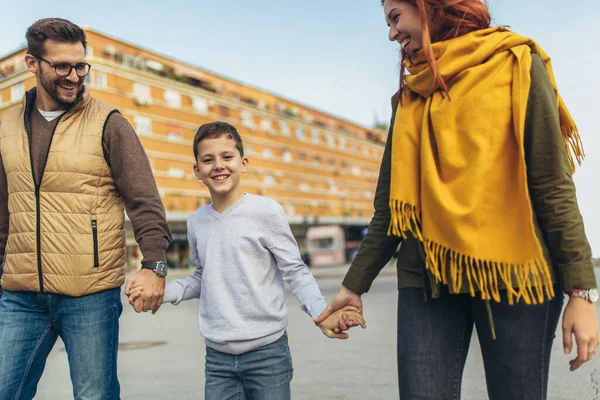 Szülők Fiukkal Sétálgatnak Városban Fogják Fiuk Kezét — Stock Fotó