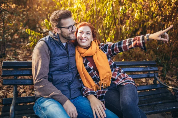 Schönes Junges Paar Sitzt Auf Einer Bank Herbstpark — Stockfoto