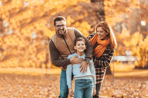 Retrato Uma Família Feliz Divertindo Parque Outono — Fotografia de Stock