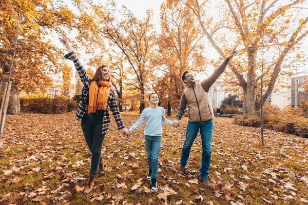 Muotokuva Onnellinen Perhe Hauskaa Syksyllä Puistossa — kuvapankkivalokuva