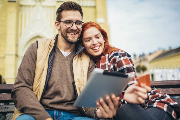 Pareja Joven Moda Ciudad Usando Tableta Tarjeta Crédito — Foto de Stock