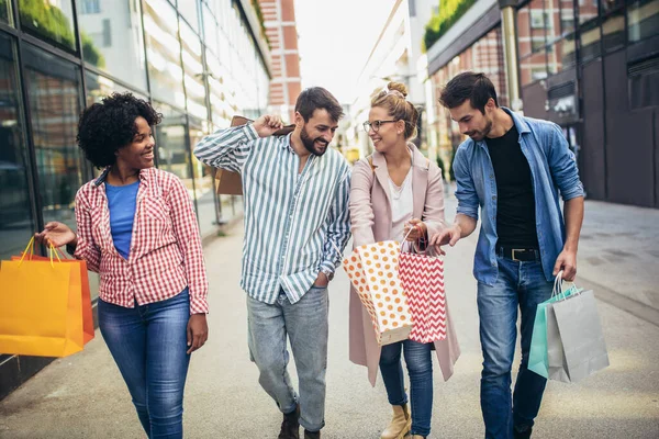 Grupo Amigos Andando Longo Rua Com Sacos Compras Divertindo — Fotografia de Stock