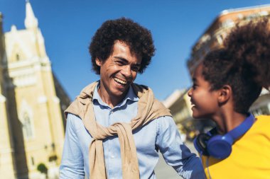 Küçük tatlı kızı olan mutlu bir baba alışverişte eğleniyor.