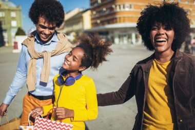 Mutlu genç melez çift kızlarıyla alışverişte vakit geçiriyor..