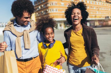 Mutlu genç melez çift kızlarıyla alışverişte vakit geçiriyor..