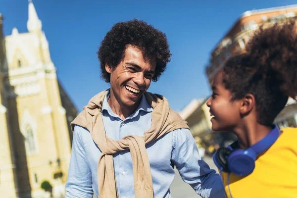Küçük tatlı kızı olan mutlu bir baba alışverişte eğleniyor.