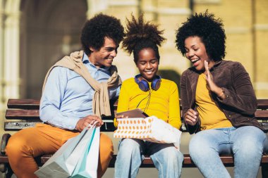 Mutlu genç melez çift kızlarıyla alışverişte vakit geçiriyor..