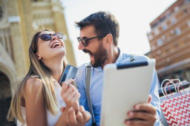 Çevrimiçi alışveriş için dijital tablet kullanan genç çift.