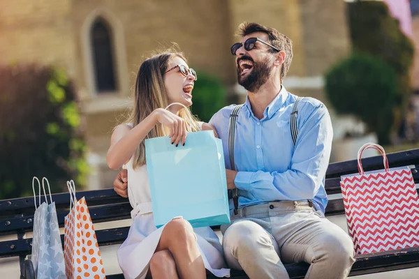 Retrato Hermosa Pareja Joven Sonriente Sentada Banco Después Compras — Foto de Stock