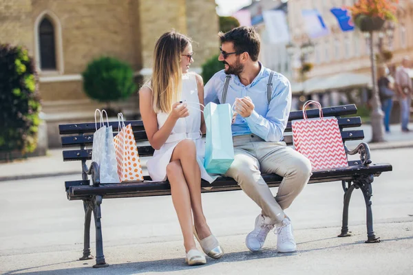 Porträtt Vackra Leende Unga Par Sitter Bänk Efter Shopping — Stockfoto